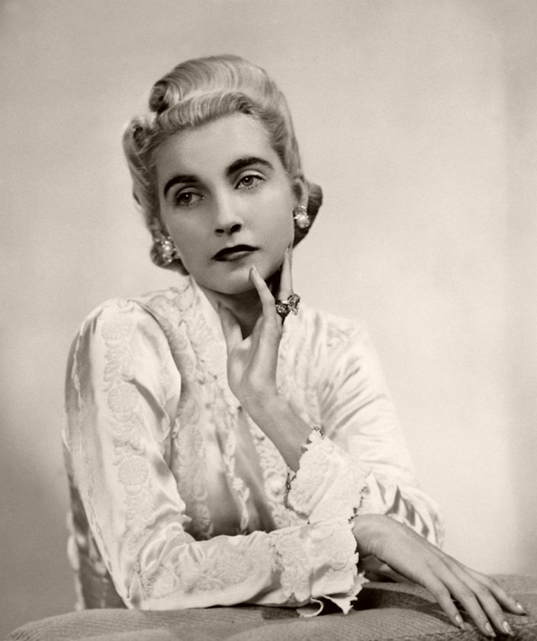 A 1930s fashion icon and the heiress of the Woolworth’s fortune, Barbara Hutton was the latter day social scene Queen, travelling the world to attend lavish parties and dubbed the ‘poor little rich girl’ after hosting an expensive debutante ball amid the Great Depression. With an intense passion and fascination for jewellery, Barbara’s collection rather than her wealth was what she left behind, with her vast collection spanning jade necklaces, Cartier pieces and a pearl necklace previously owned by Marie Antoinette. A collection any jewellery enthusiast would envy.