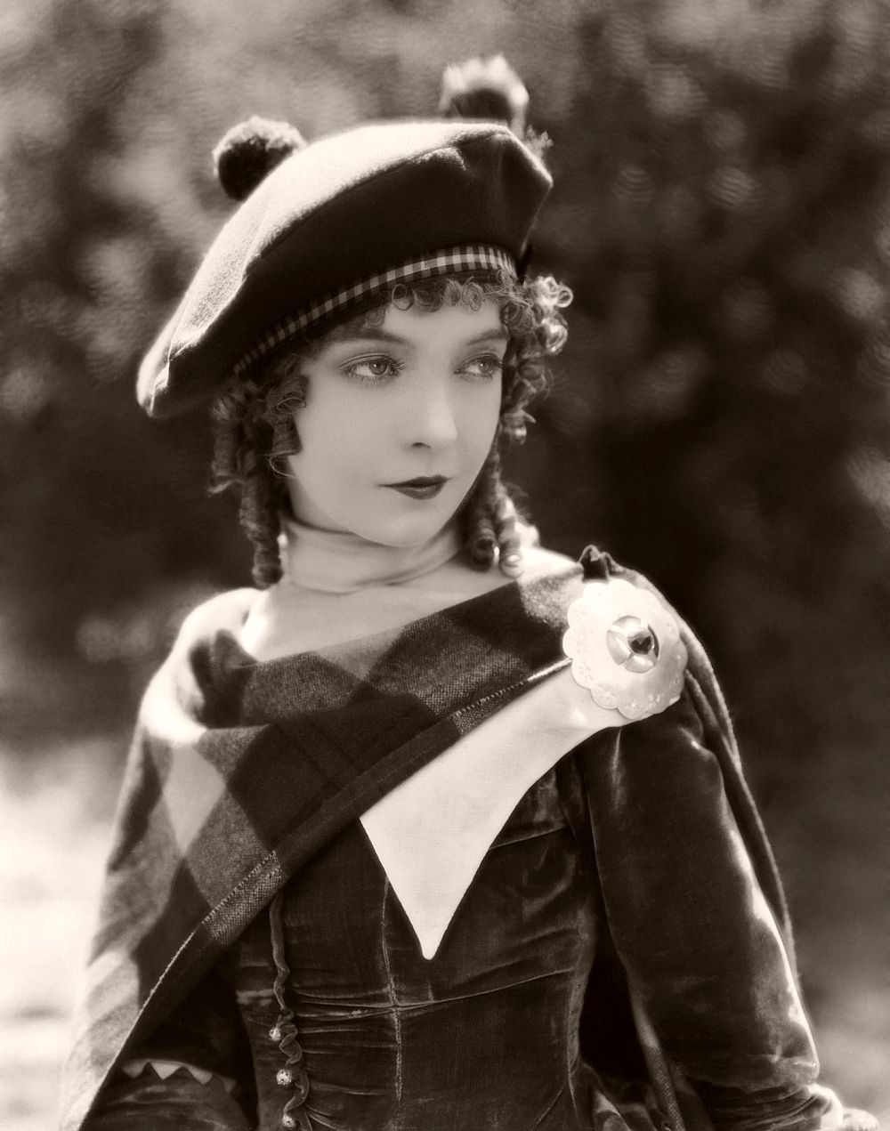 12th August 1926: Lillian Gish (1893 - 1993) plays the real-life Scottish heroine of the film 'Annie Laurie', directed by John S Robertson.