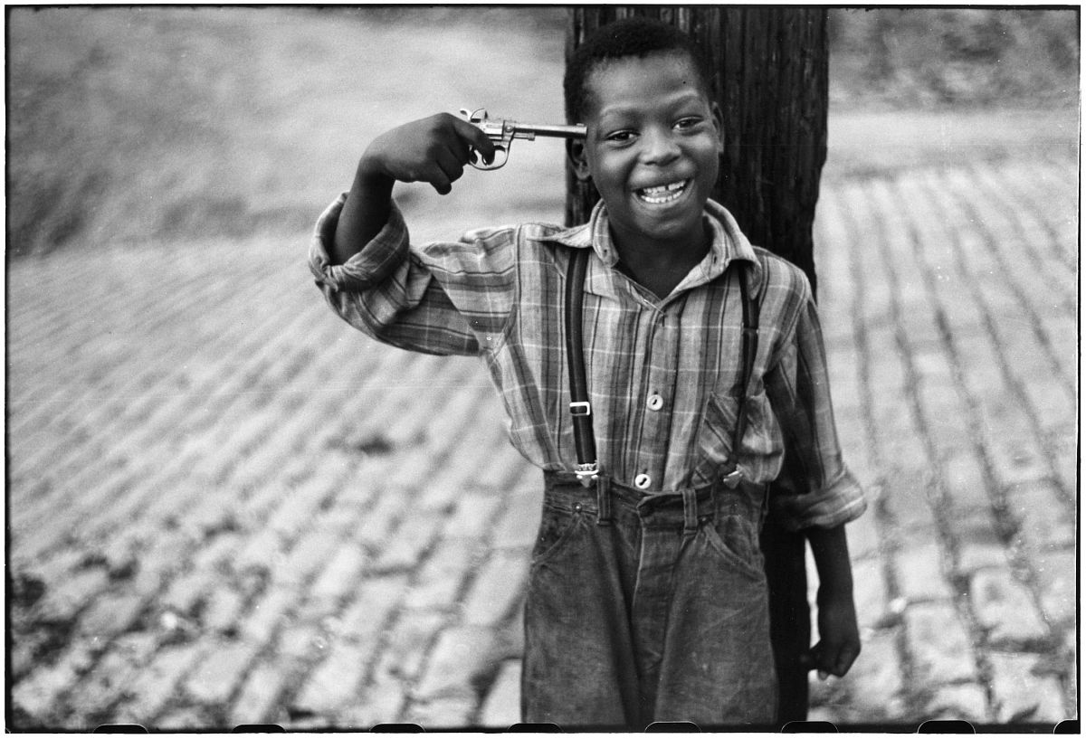Elliott Erwitt, Children on Beelen Street, Pittsburgh, PA, October 1950. © Elliott Erwitt/ Magnum Photos, Courtesy of Carnegie Library of Pittsburgh.