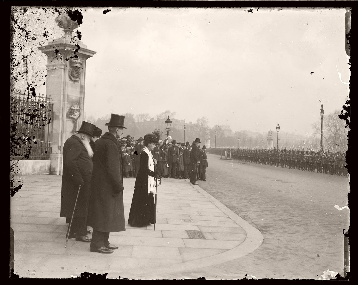Australian Soldiers Marchiing past Buckingham Palace and Queen Alexandria, London, Rex Hazlewood, 1918-1919