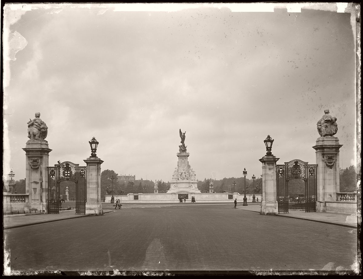 Queen Victoria Statue, London, Rex Hazlewood, 1918-1919