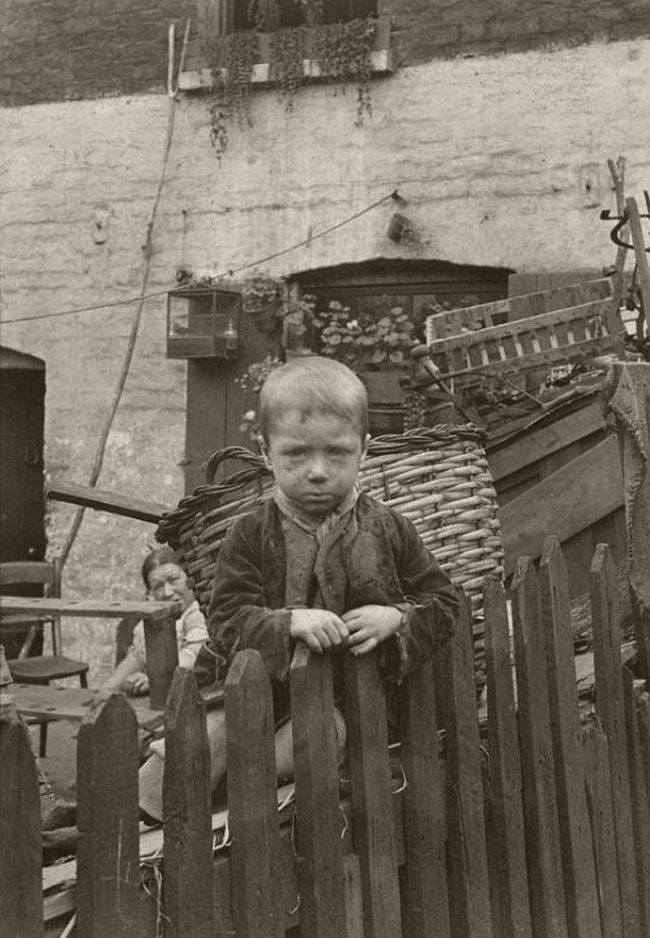 Portraits of Children Who Lived in Spitalfields, London by Horace Warner (1900s)