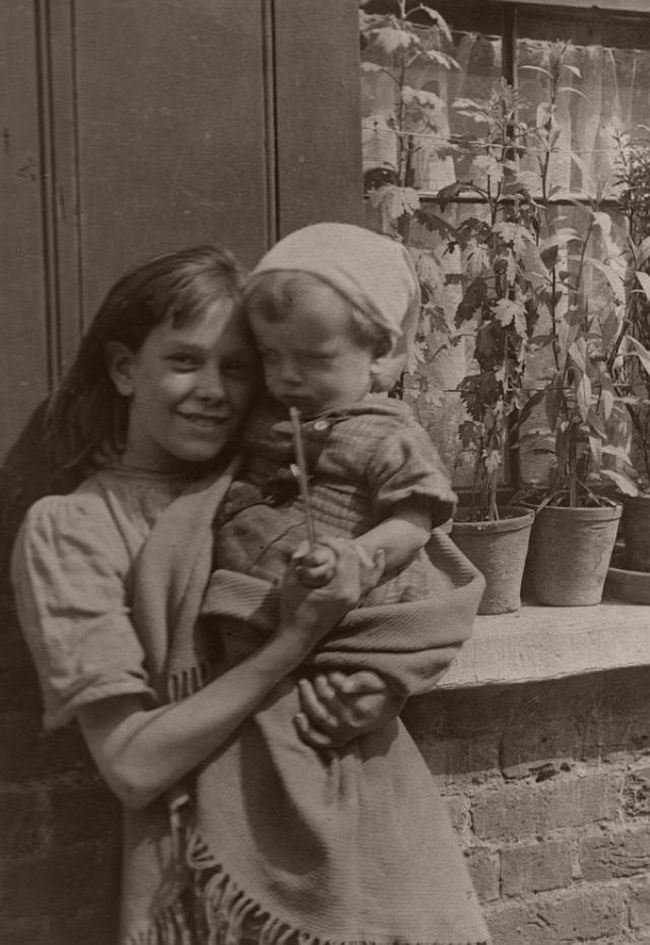 Portraits of Children Who Lived in Spitalfields, London by Horace Warner (1900s)