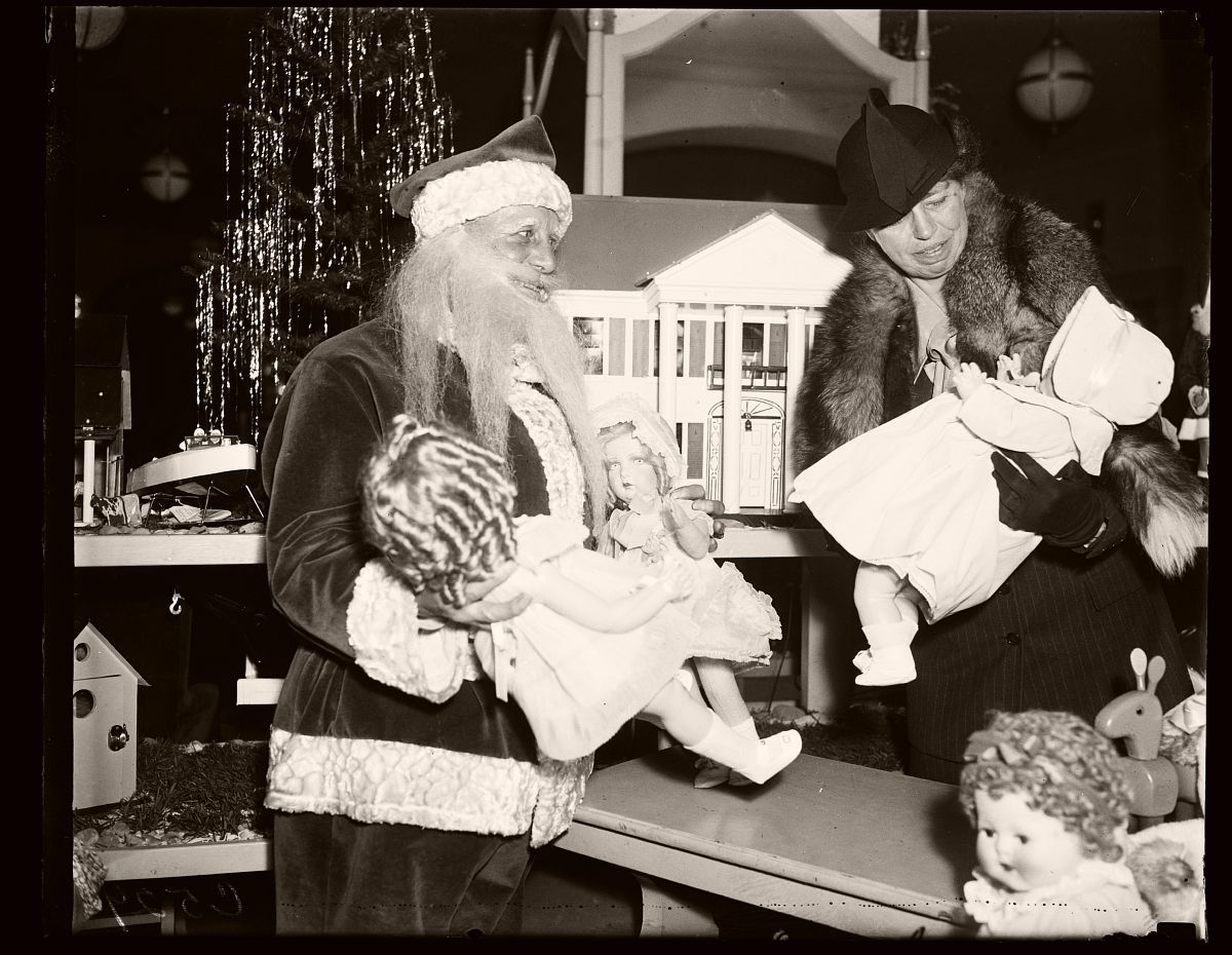 MRS. ROOSEVELT CHRISTMAS SHOPPING, 1935