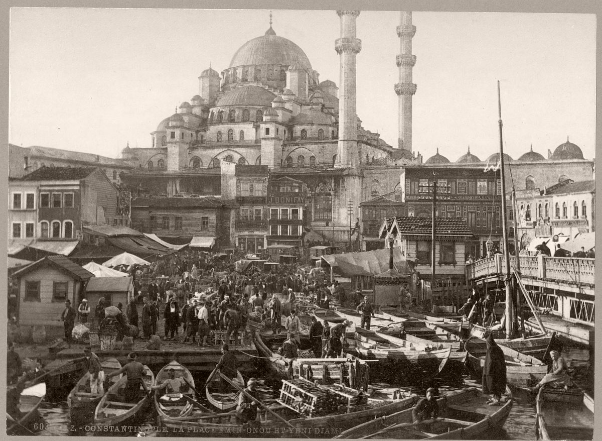 Yeni Cami mosque and Eminönü bazaar, Constantinople, Turkey