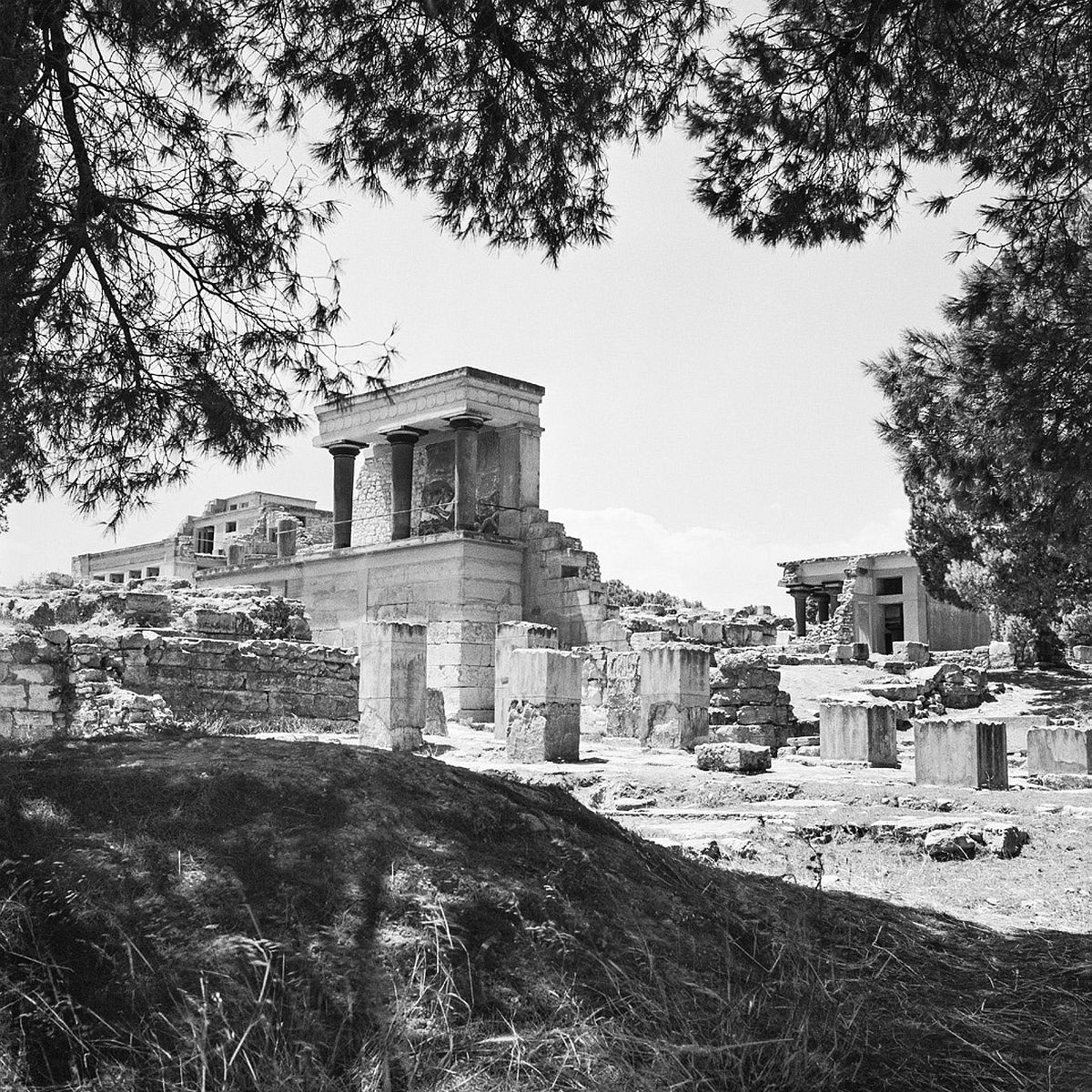 Knossos. Photograph by Robert McCabe on show in the exhibition “Chronography-An Exhibition for the 180th anniversary (1837-2017) of the Archaeological Society”.