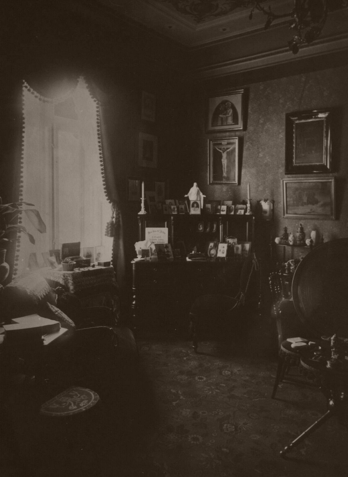 Dagligstue tilhørende amtmand baron Axel Bille Brahe, 1903 by Mary Steen