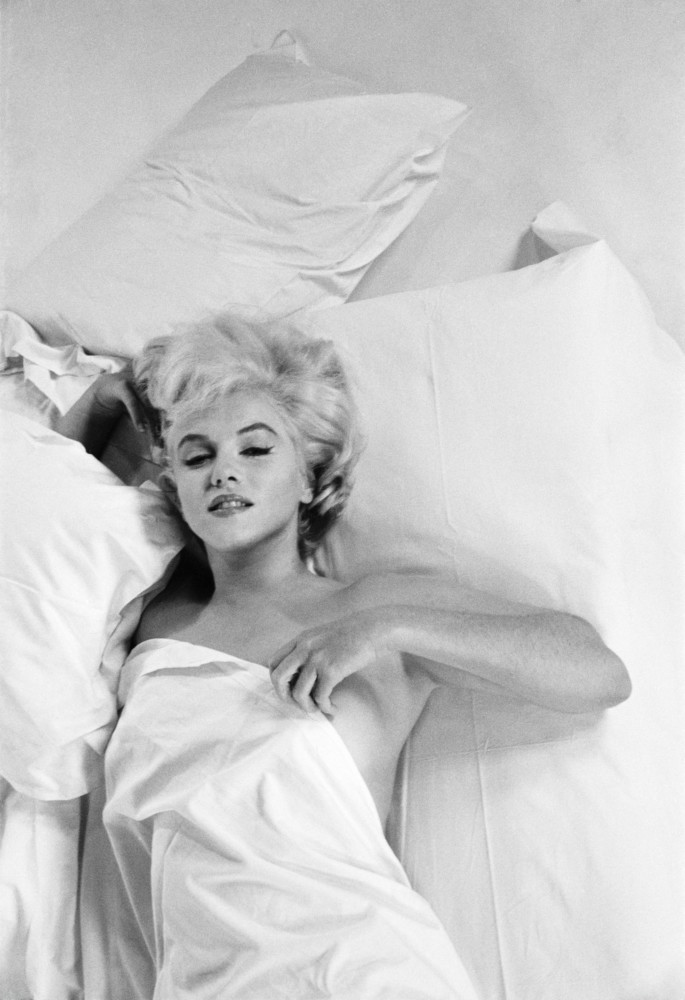 USA. Hollywood. US actress Marilyn MONROE resting between takes during a photographic studio session in Hollywood (Paramount Gallery), for the making of the film "The Misfits". Directed by John HUSTON (USA). Nevada. Screenplay by Arthur MILLER (USA). 1960. © Eve Arnold | Magnum Photos