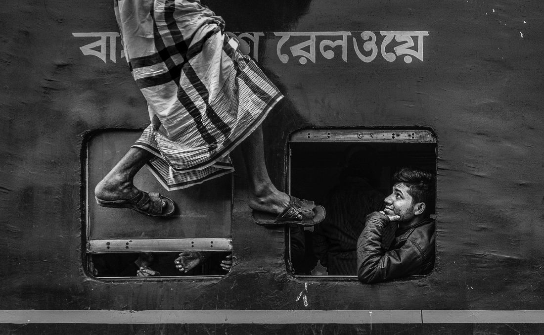 © Veselin Atanasov: The busy train station / MonoVisions Photography Awards 2019 winner