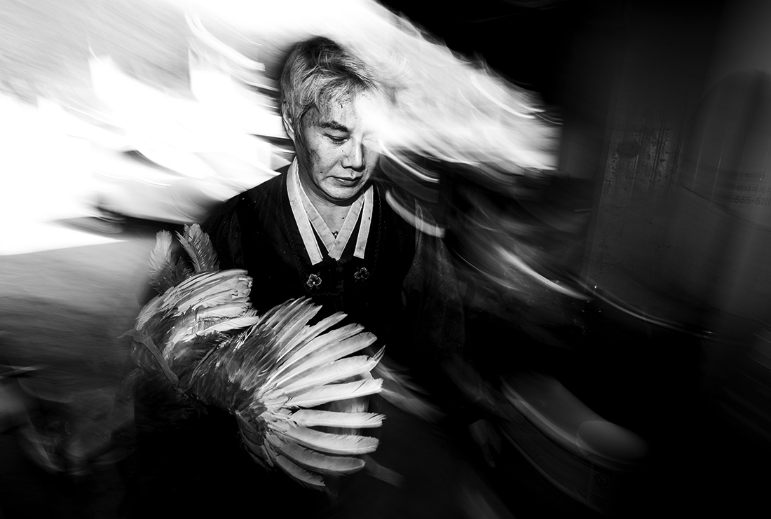 © Dirk Schlottmann: Korean shamanism - spirit possession / MonoVisions Photography Awards 2020 winner