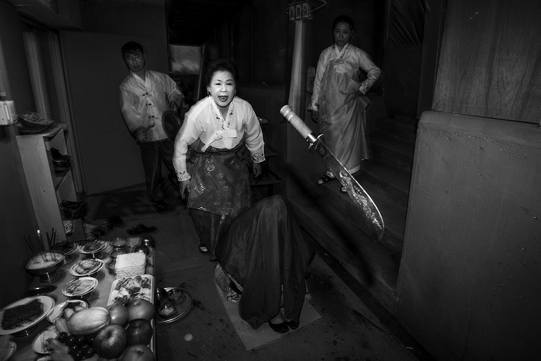 © Dirk Schlottmann: Korean shamanism - spirit possession / MonoVisions Photography Awards 2020 winner
