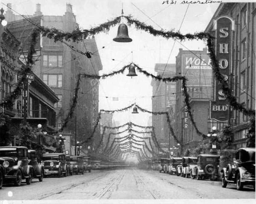Photo of downtown Des Moines, Iowa during Christmas, 1931