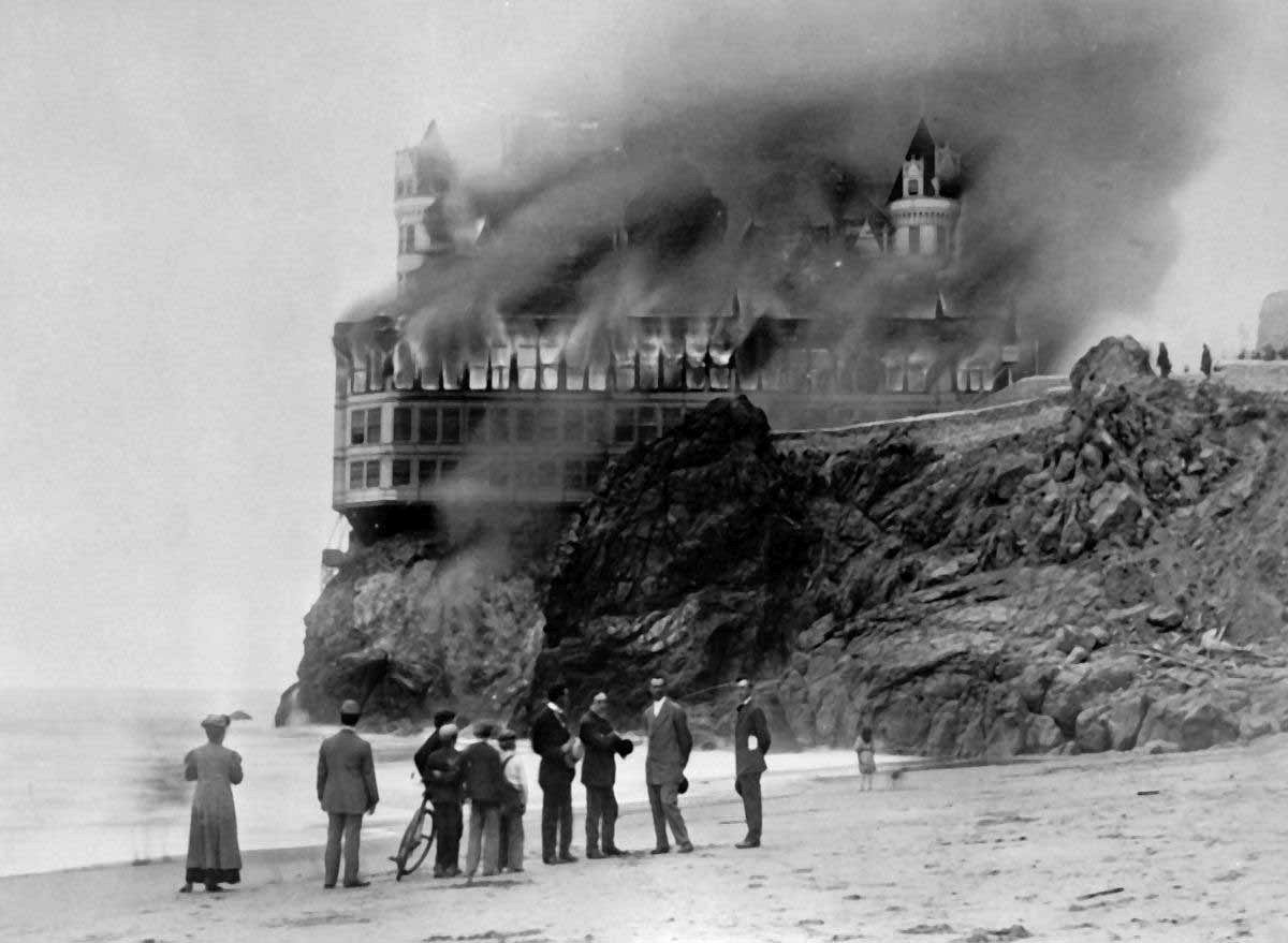 The Cliff House hotel burns. 1907