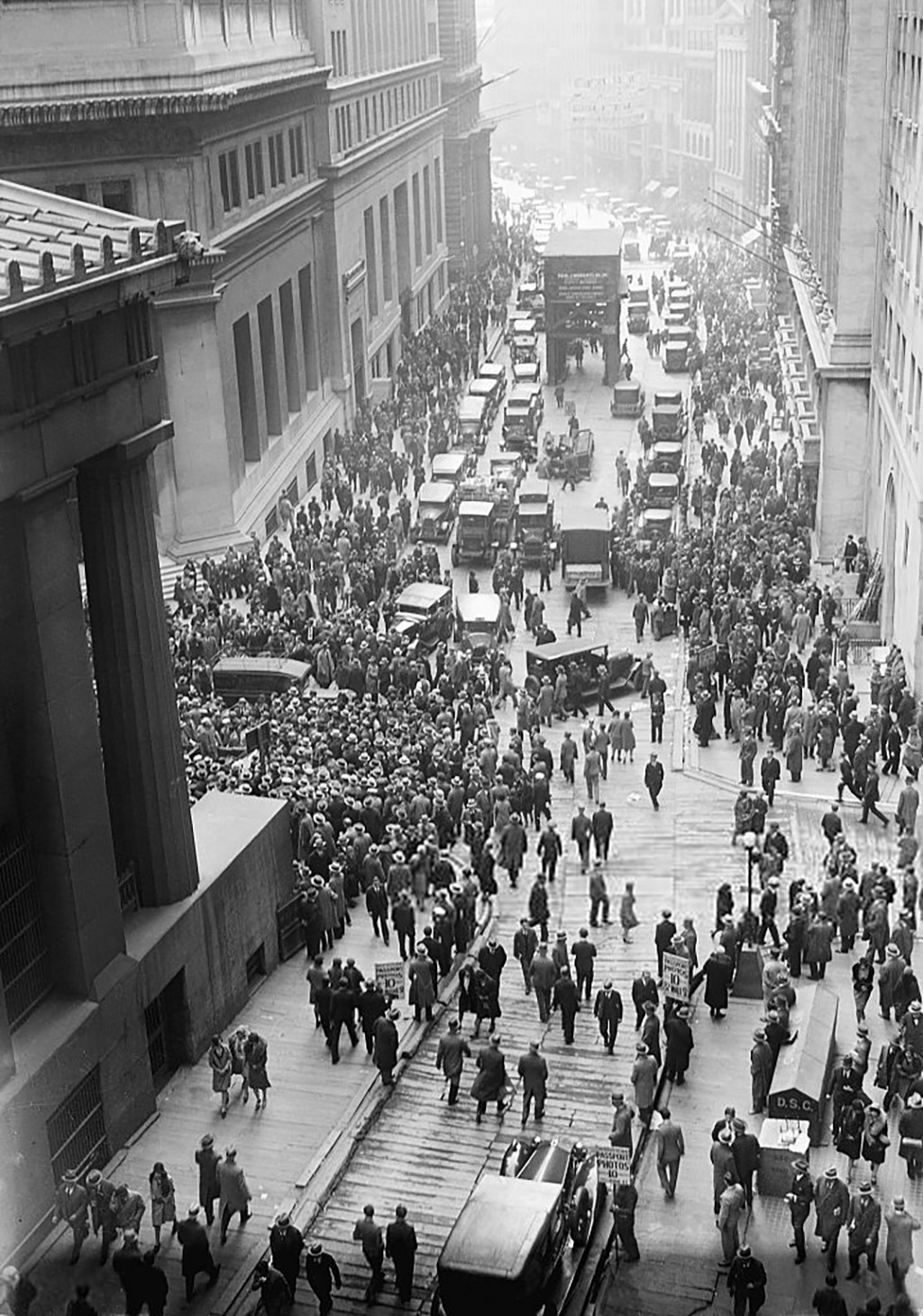 Crowd gathering on Wall Street after the 1929 crash