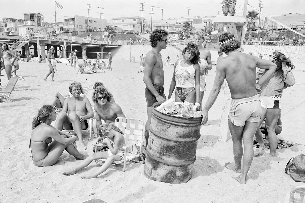 Tod Papageorge, Manhattan Beach, 1978, From series "The Beaches" (1975 - 1981)