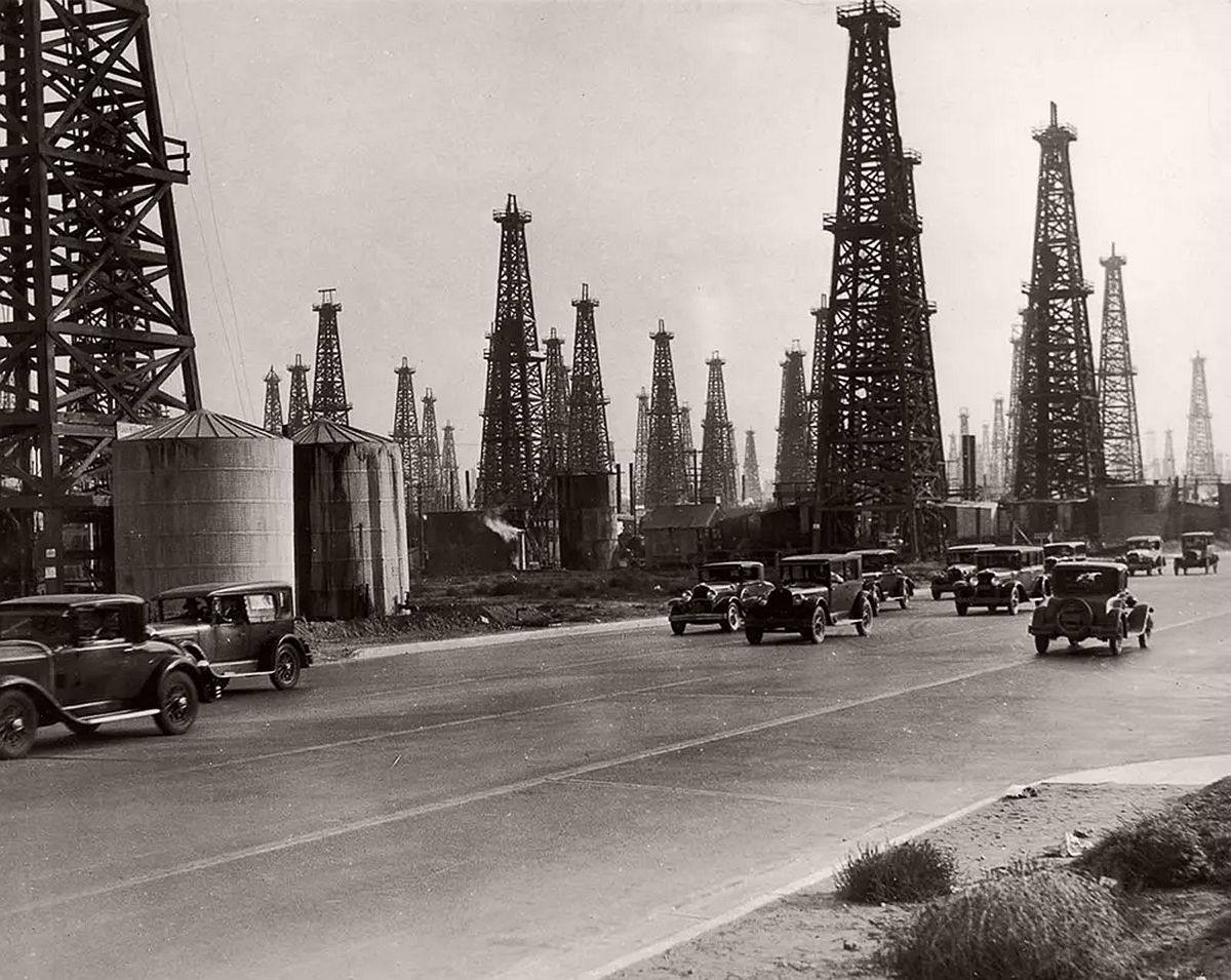 The Signal Hill oilfield in southern California. 1930.