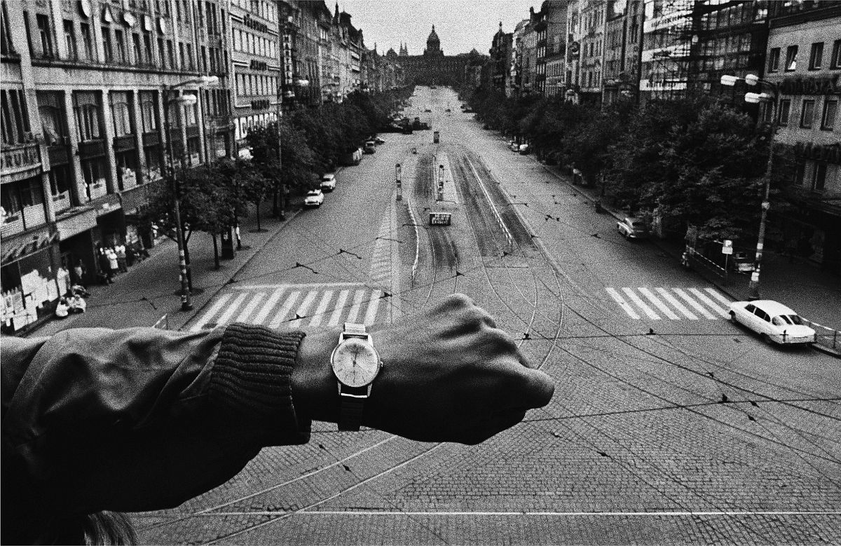 Josef Koudelka, "CZECHOSLOVAKIA, Prague, August 1968, Warsaw Pact troops invasion"© Josef Koudelka/Magnum Photos, Courtesy of the Josef Koudelka Foundation