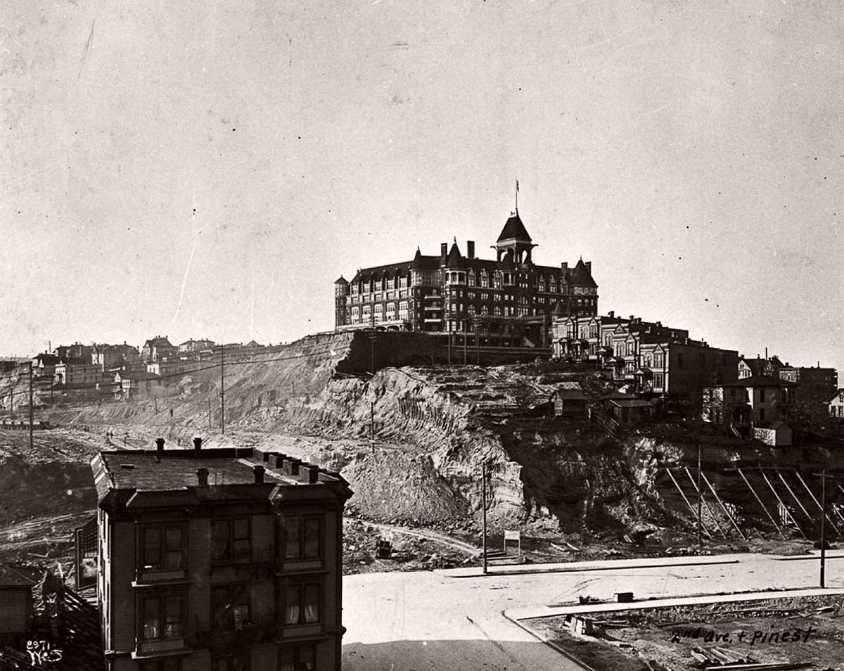 The Denny Hotel (later called the Washington Hotel) stands on the south summit of Denny Hill before being torn down. 1905.