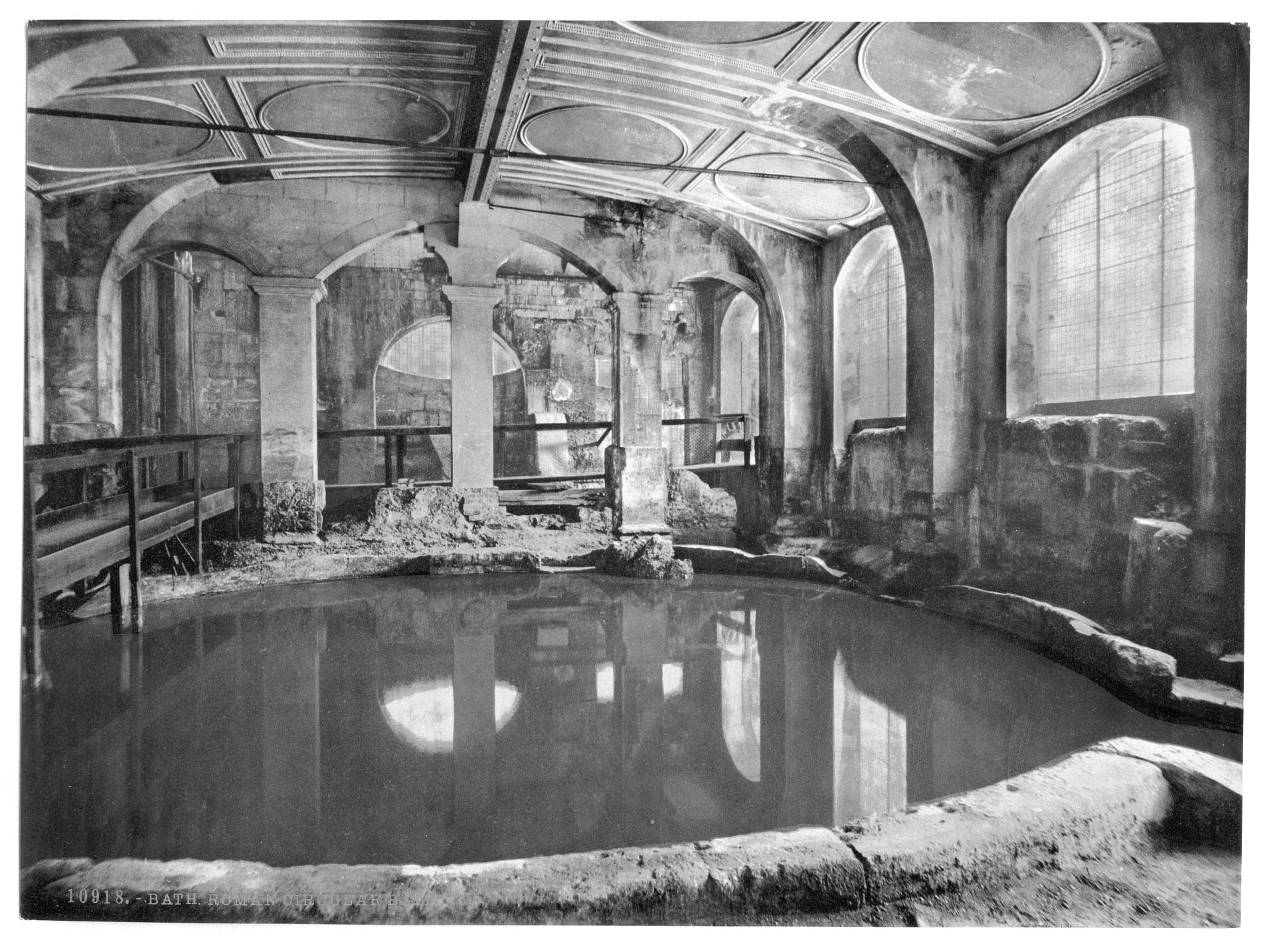 Roman Baths and Abbey, Circular Bath, Bath, England