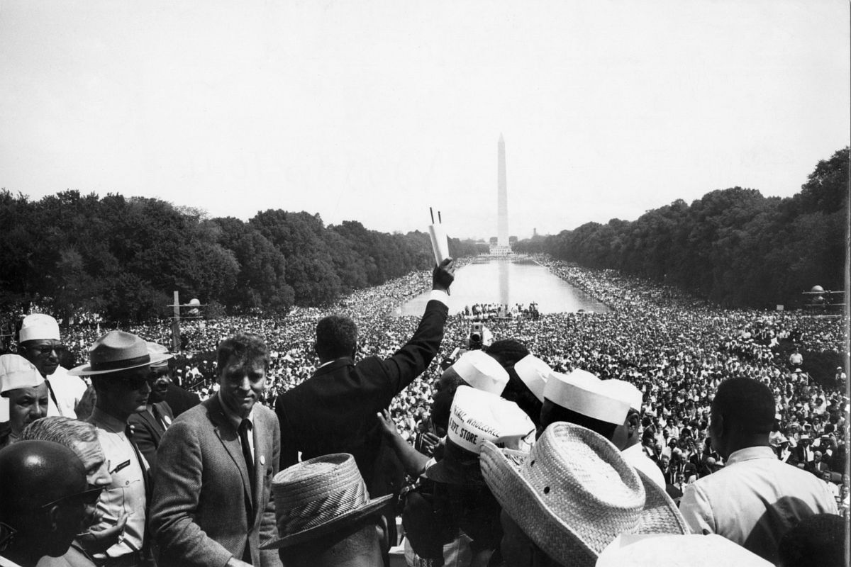 March on Washington, Burt Lancaster leaving podium while Ozzie Davis holds solidarity scroll signed by Americans living abroad, Lincoln Memorial, 28 August 1963, 1963