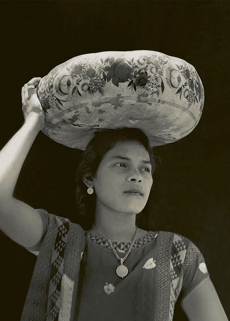 Woman of Tehuantepec (carrying jicalpextle), 1929, photo by Tina Modotti / Courtesy Throckmorton Fine Art, New York.