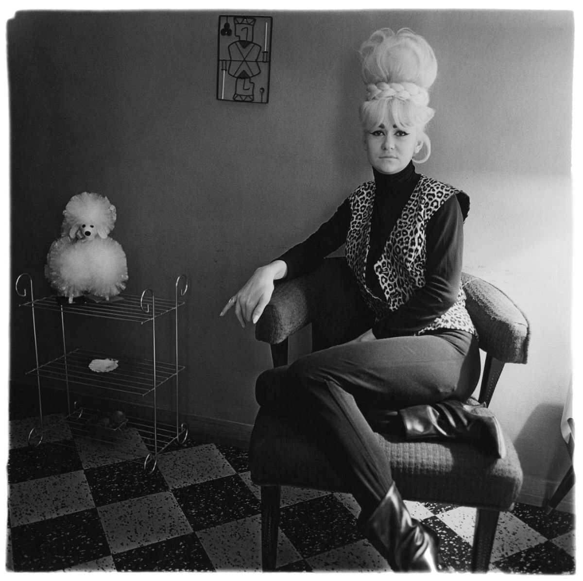 Diane ArbusLady bartender at home with a souvenir dog, New Orleans, La. 1964
© The Estate of Diane Arbus, Collection Maja Hoffmann/LUMA Foundation