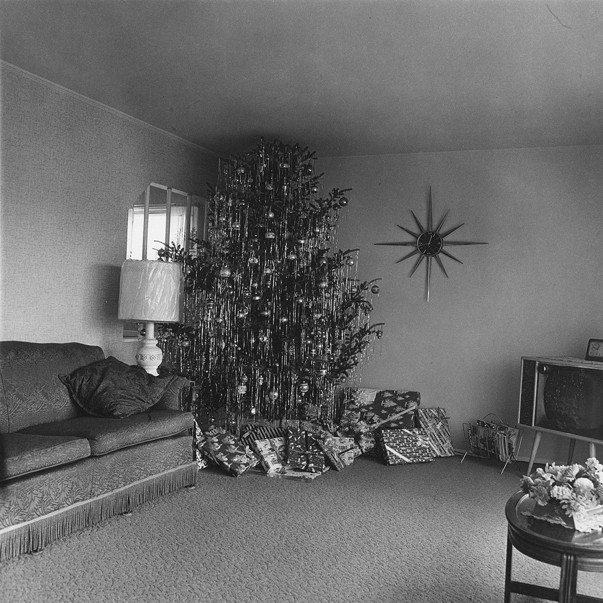 Diane ArbusXmas tree in a living room in Levittown, L.I. 1962
© The Estate of Diane Arbus, Collection Maja Hoffmann/LUMA Foundation